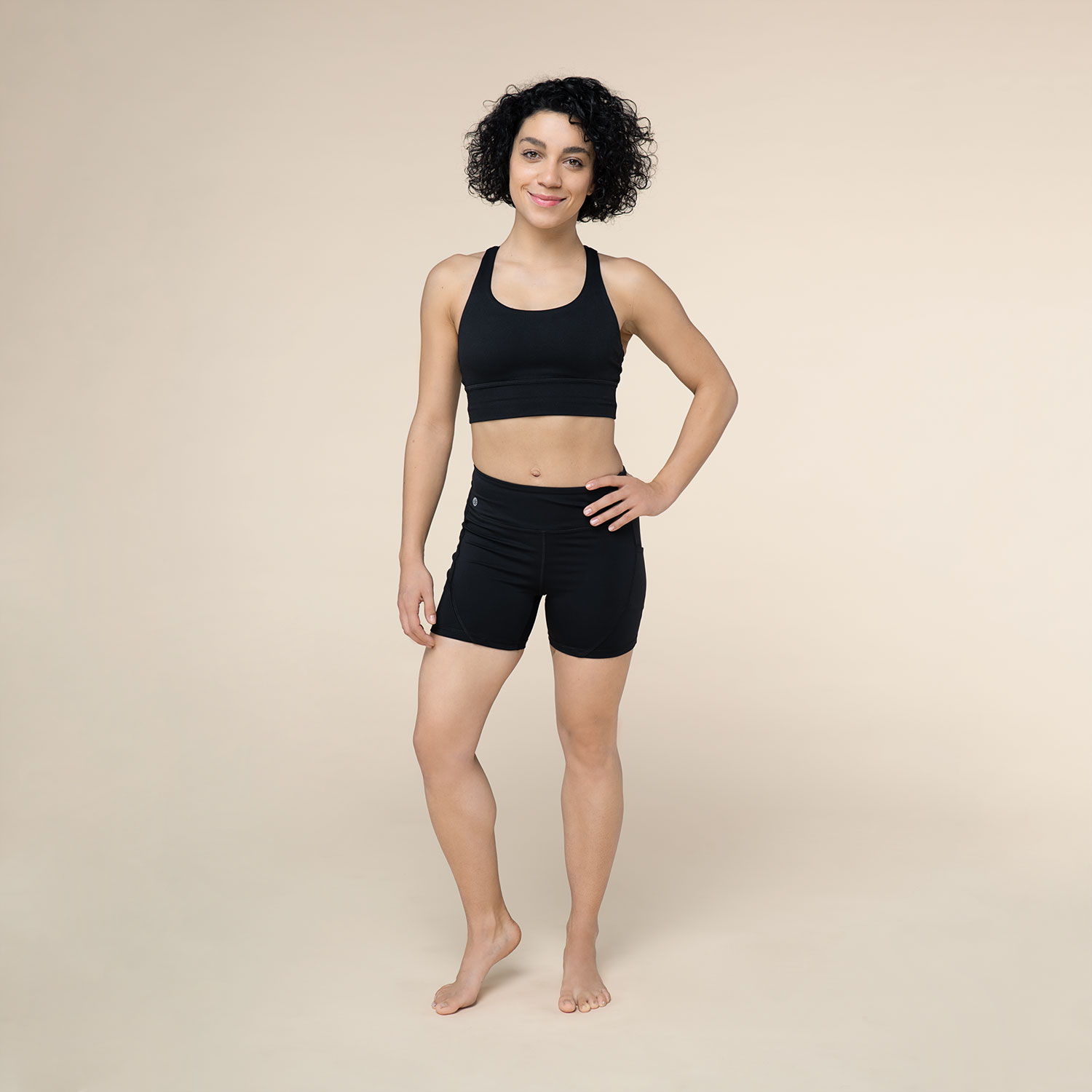 Bodhi Niyama Essentials Női Biker Shortie Leggings rövid biker nadrág jógához és fitneszhez fekete Méret: XS